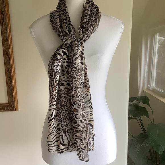 Jaclyn Smith Animal Print Rectangular Scarf - Picture 4 of 13